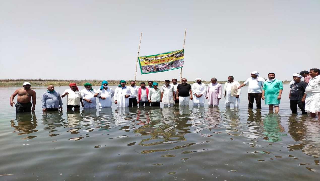 REWA : किसानो ने किया जल सत्याग्रह, बांध के पानी में दो घंटे तक चला आंदोलन